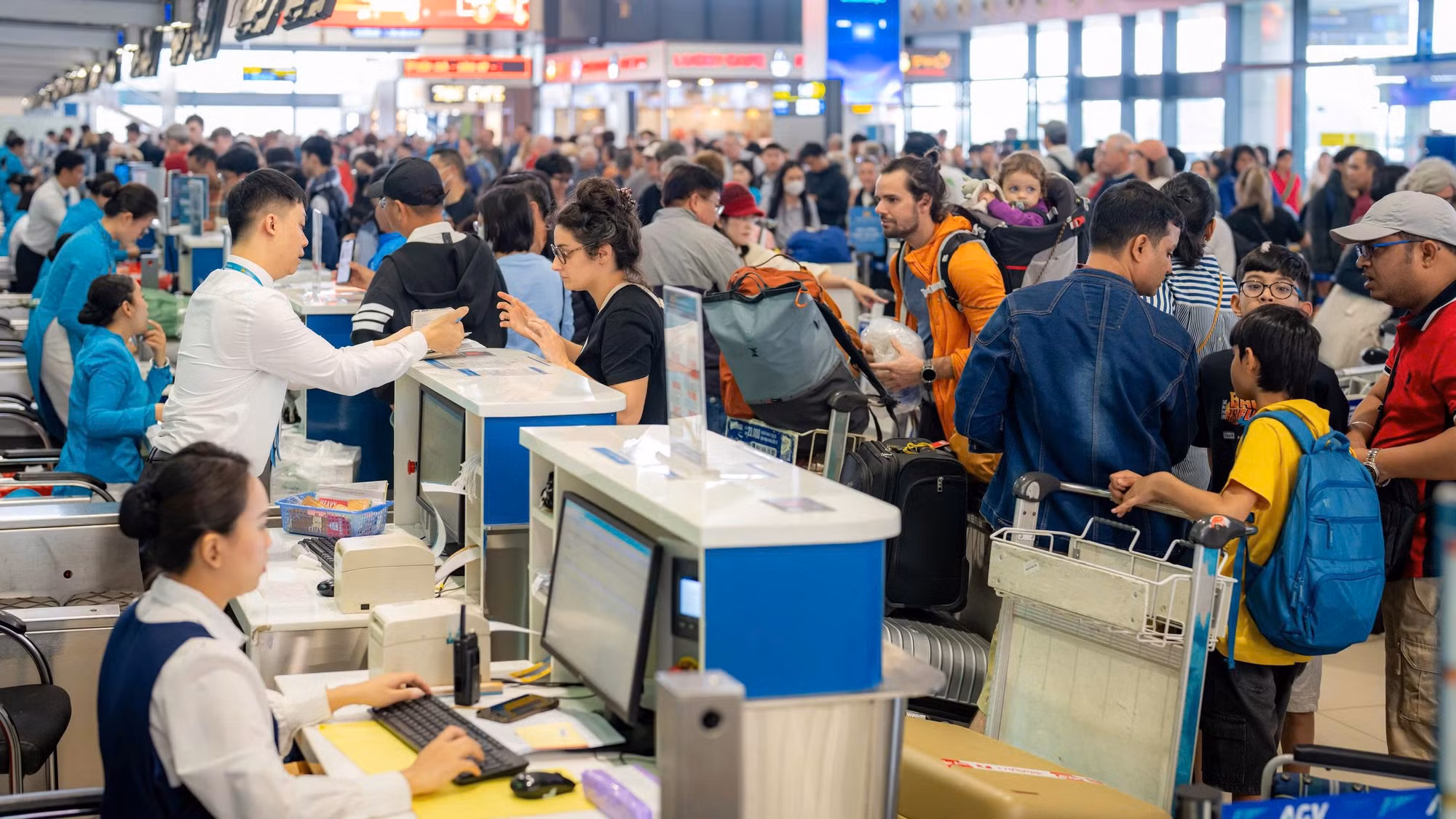 Hà Nội: Phố xá thưa vắng người dân…thong dong đi lại sắm Tết -0