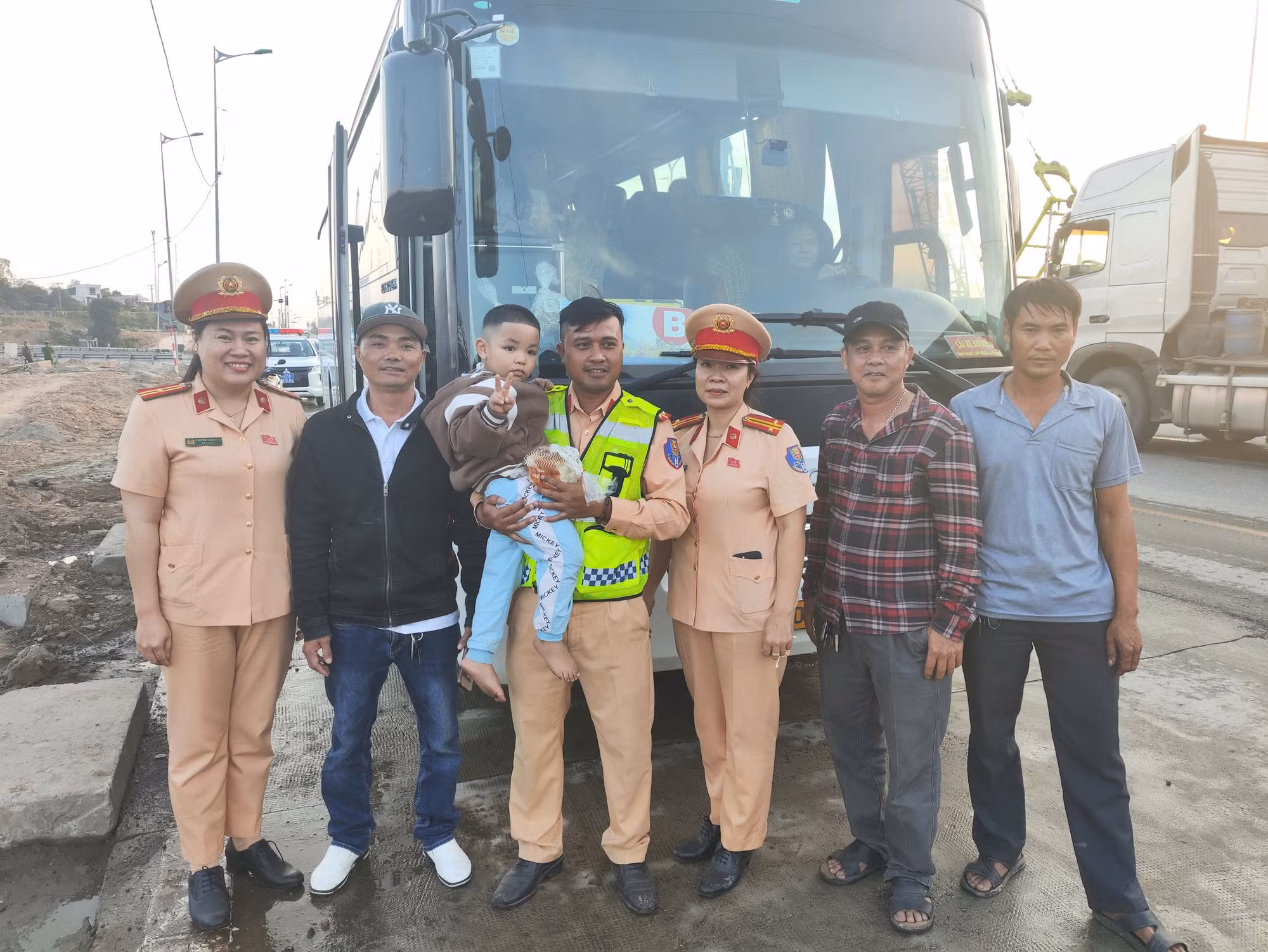Xe khách 50 chỗ bất ngờ bốc cháy, CSGT Đà Nẵng dập lửa tiếp sức hành khách về quê đónTết -1