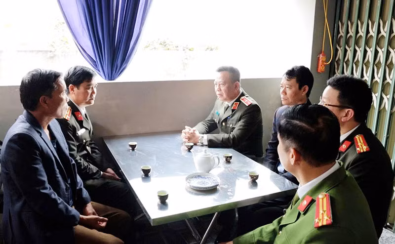 Thăm, tặng quà Mẹ Việt Nam anh hùng Phạm Thị Sự và gia đình liệt sỹ Nguyễn Đăng Khải -0