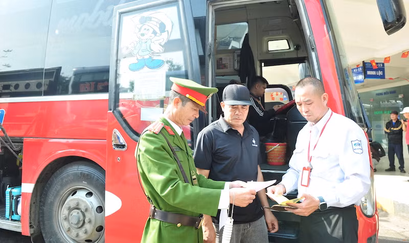 Công an Hà Nội tăng cường đảm bảo an ninh trật tự tại bến xe dịp Tết Nguyên đán Bính Ngọ -0