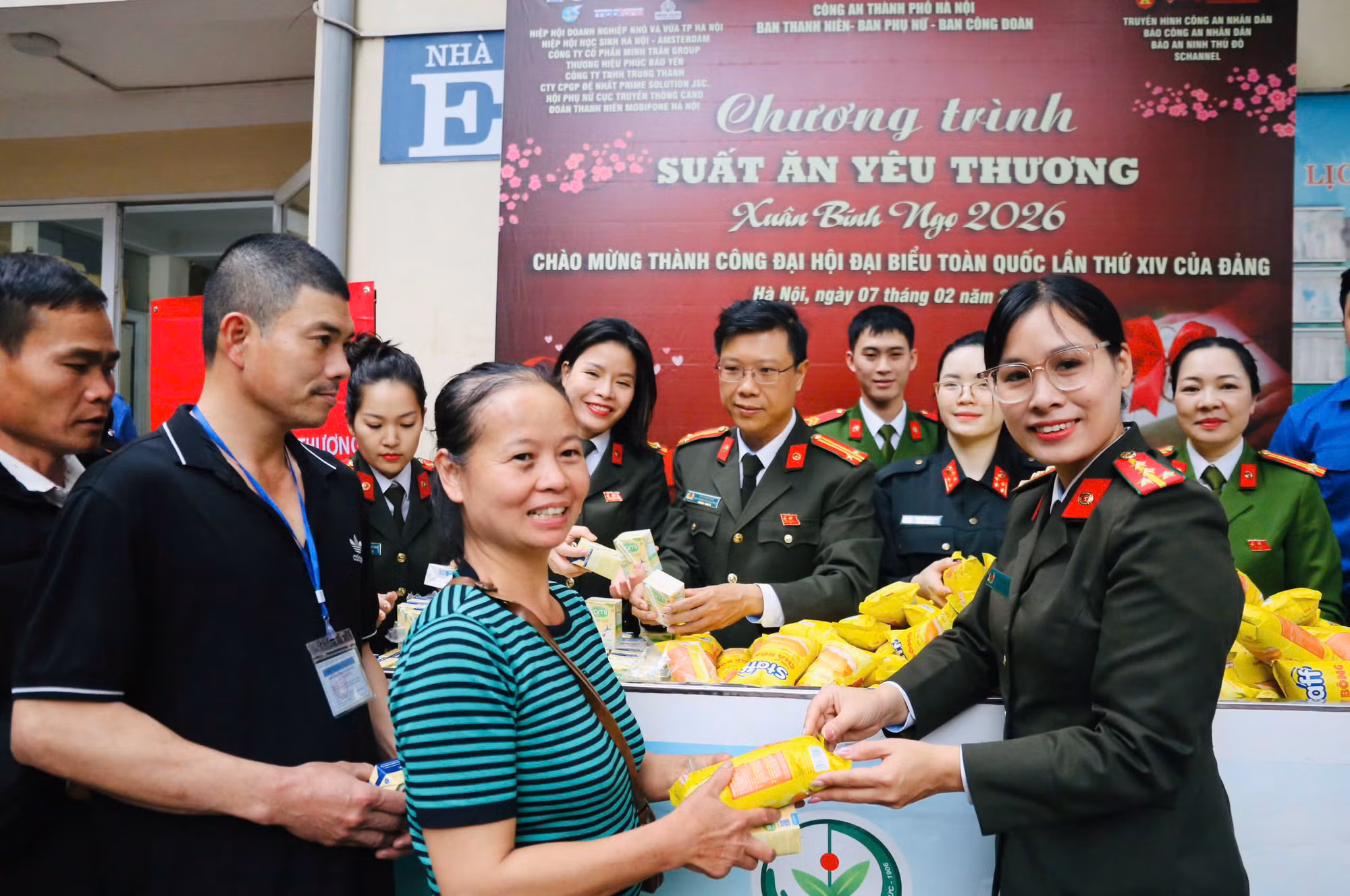 Ngày 7/2, đoàn công tác trao 250 suất bánh, sữa, đồng thời thăm hỏi, tặng quà 5 bệnh nhân mắc bệnh nặng, hoàn cảnh đặc biệt khó khăn tại Bệnh viện Việt Đức.