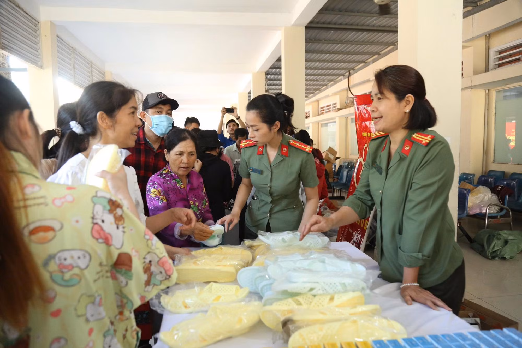 Công an TP Hồ Chí Minh tặng quà, chúc Tết Mẹ Việt Nam anh hùng và bệnh nhân… -2