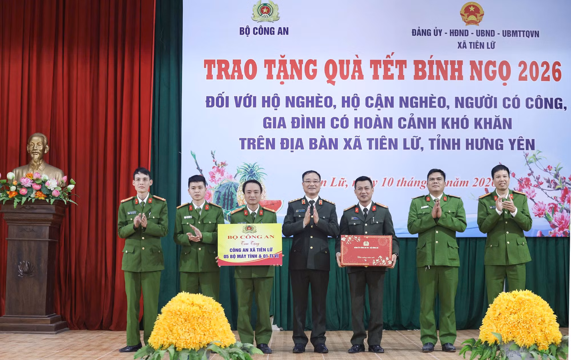 Thứ trưởng Phạm Thế Tùng thăm, tặng quà nhân dân xã Tiên Lữ, tỉnh Hưng Yên -0