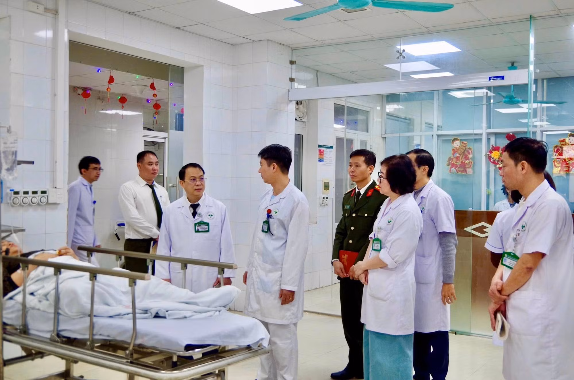 Bộ trưởng Bộ Y tế thăm, làm việc và chúc Tết Bệnh viện 19-8 -0