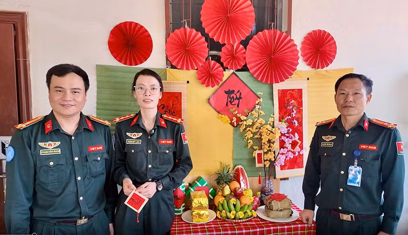 Chiến sĩ Công an “mũ nồi xanh” vui Tết ở châu Phi -0
