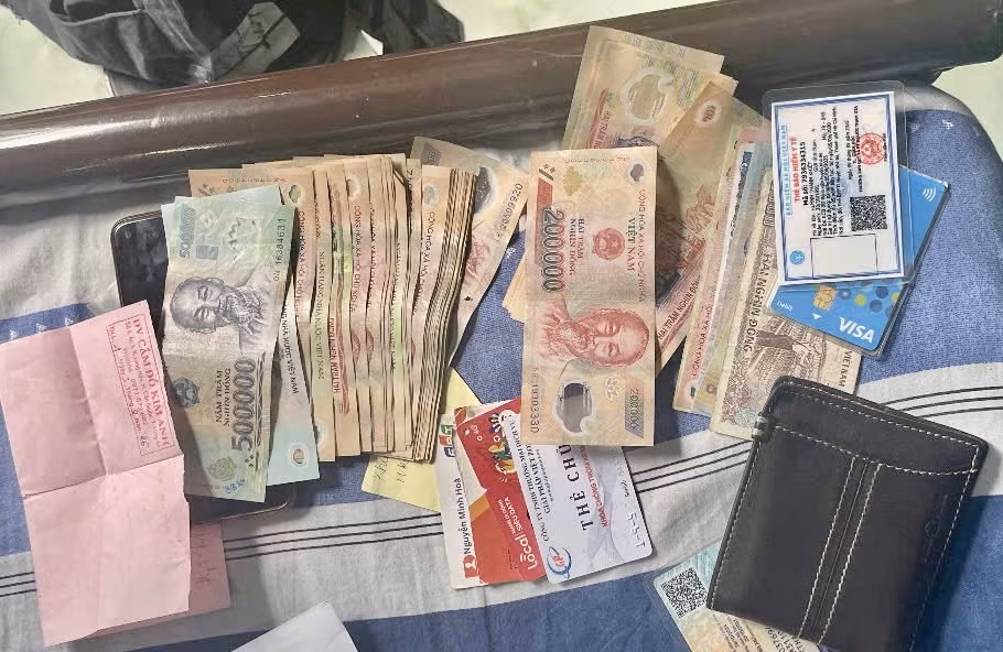 Bắt nhanh đối tượng vào phòng trọ kề dao đe dọa nạn nhân cướp dây chuyền vàng -0
