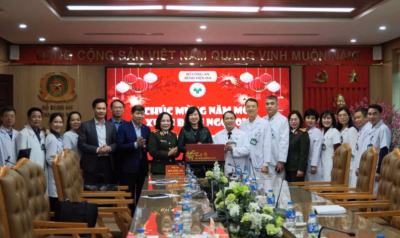 Bộ trưởng Bộ Y tế thăm, làm việc và chúc Tết Bệnh viện 19-8 -0