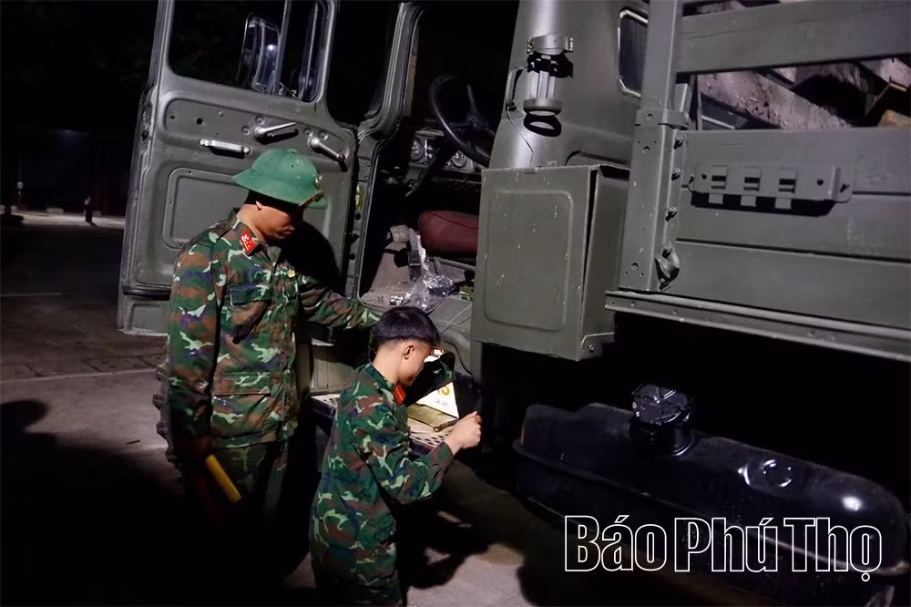 Thần tốc thi công cầu phao qua sông Lô -1