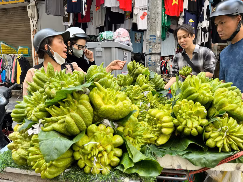 Thị trường ngày 28 Tết Bính Ngọ: Hàng hoá phong phú, giá cả ổn định -0