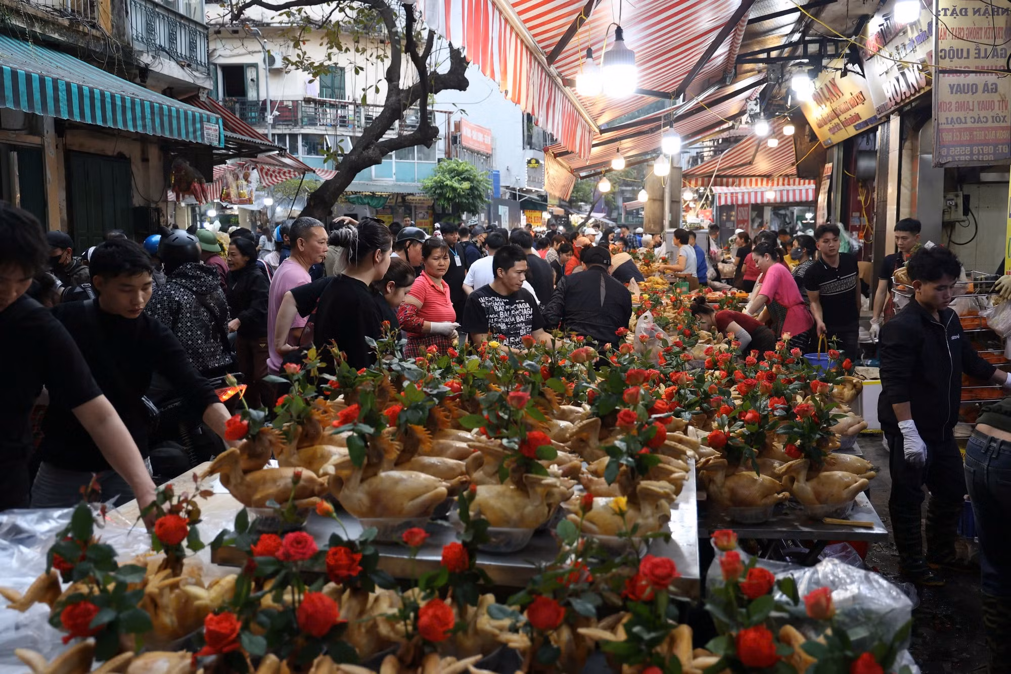 Nhộn nhịp phiên chợ cuối năm: Người dân đi chợ từ 6 giờ sáng -0