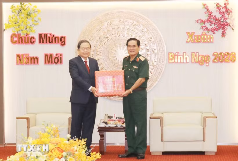 Chủ tịch Quốc hội Trần Thanh Mẫn thăm, chúc tết và tặng quà tại Quân khu 9 -0