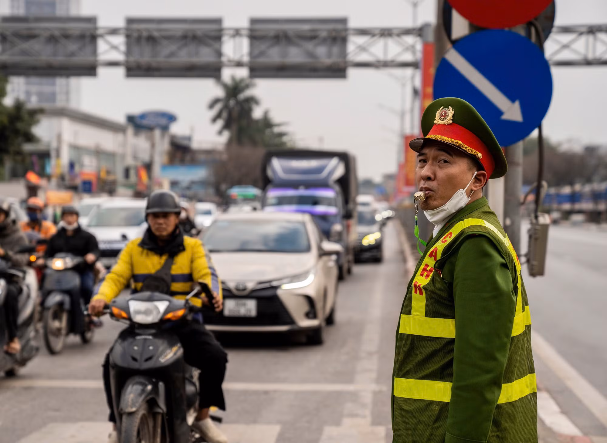 “Căng mình” giữ mạch giao thông Thủ đô chiều cuối năm -0