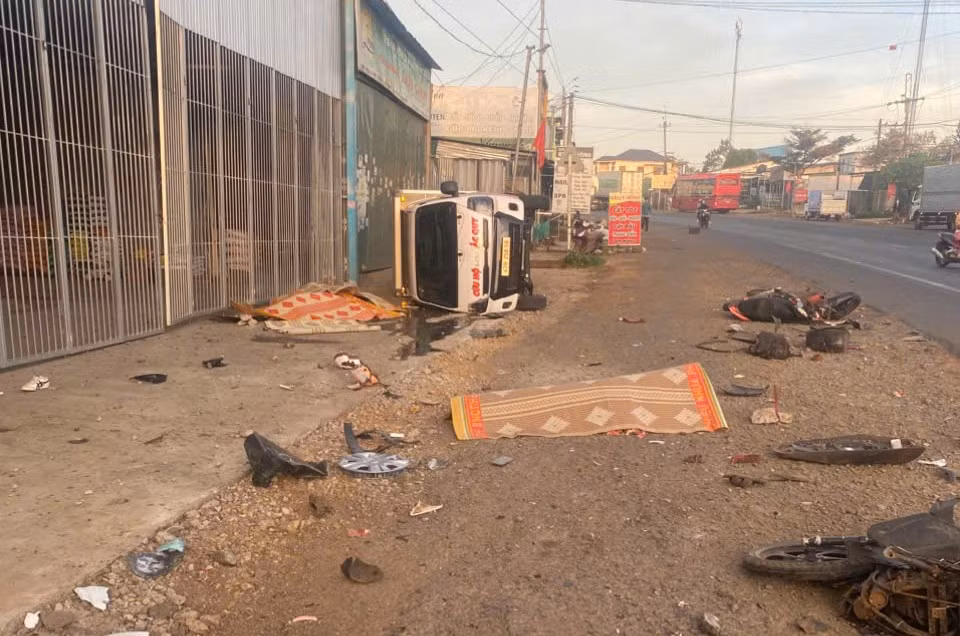 Ôtô tông xe máy, 3 người tử vong -0