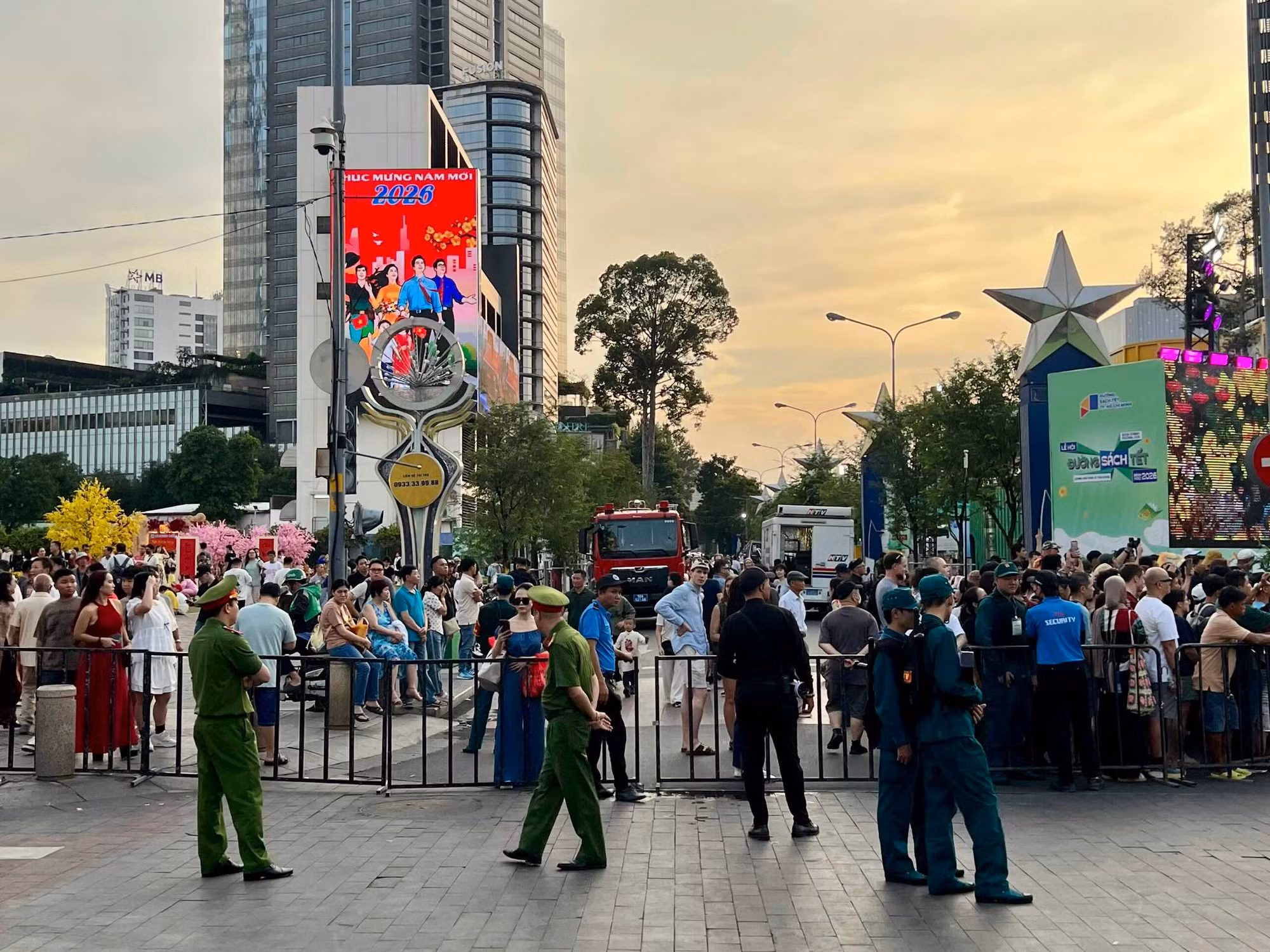 Khai mạc Đường hoa Nguyễn Huệ Tết Bính Ngọ 2026 -0
