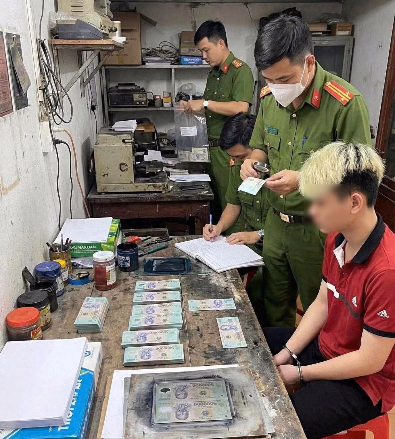 Trao thưởng nóng thành tích xuất sắc trong đấu tranh chuyên án tiền giả -3