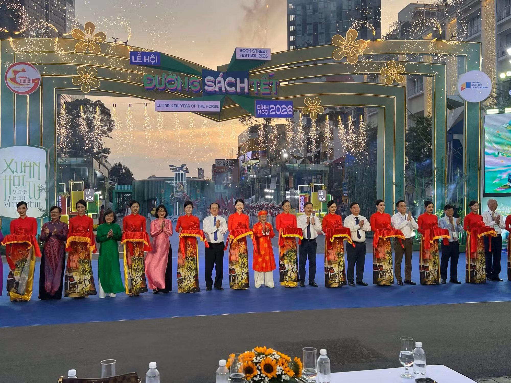 Khai mạc Đường hoa Nguyễn Huệ Tết Bính Ngọ 2026 -0