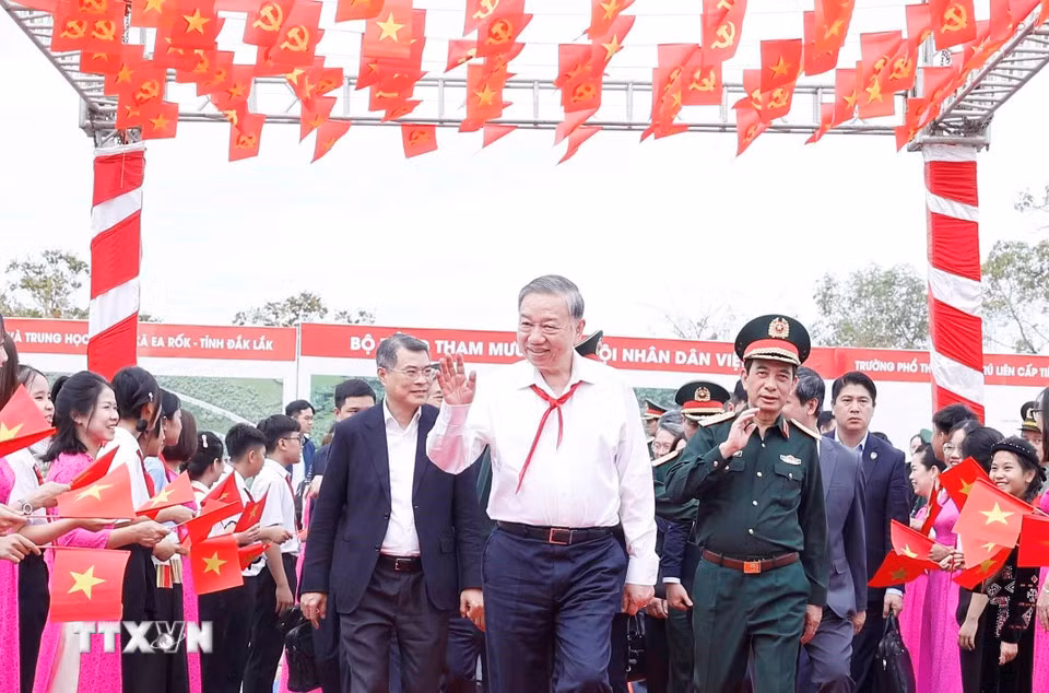 Tổng Bí thư: Bồi đắp nguồn nhân lực tại chỗ, từng bước nâng cao dân trí -0