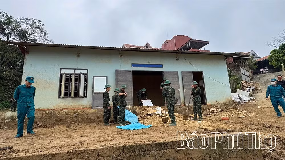 Thần tốc thi công cầu phao qua sông Lô -1