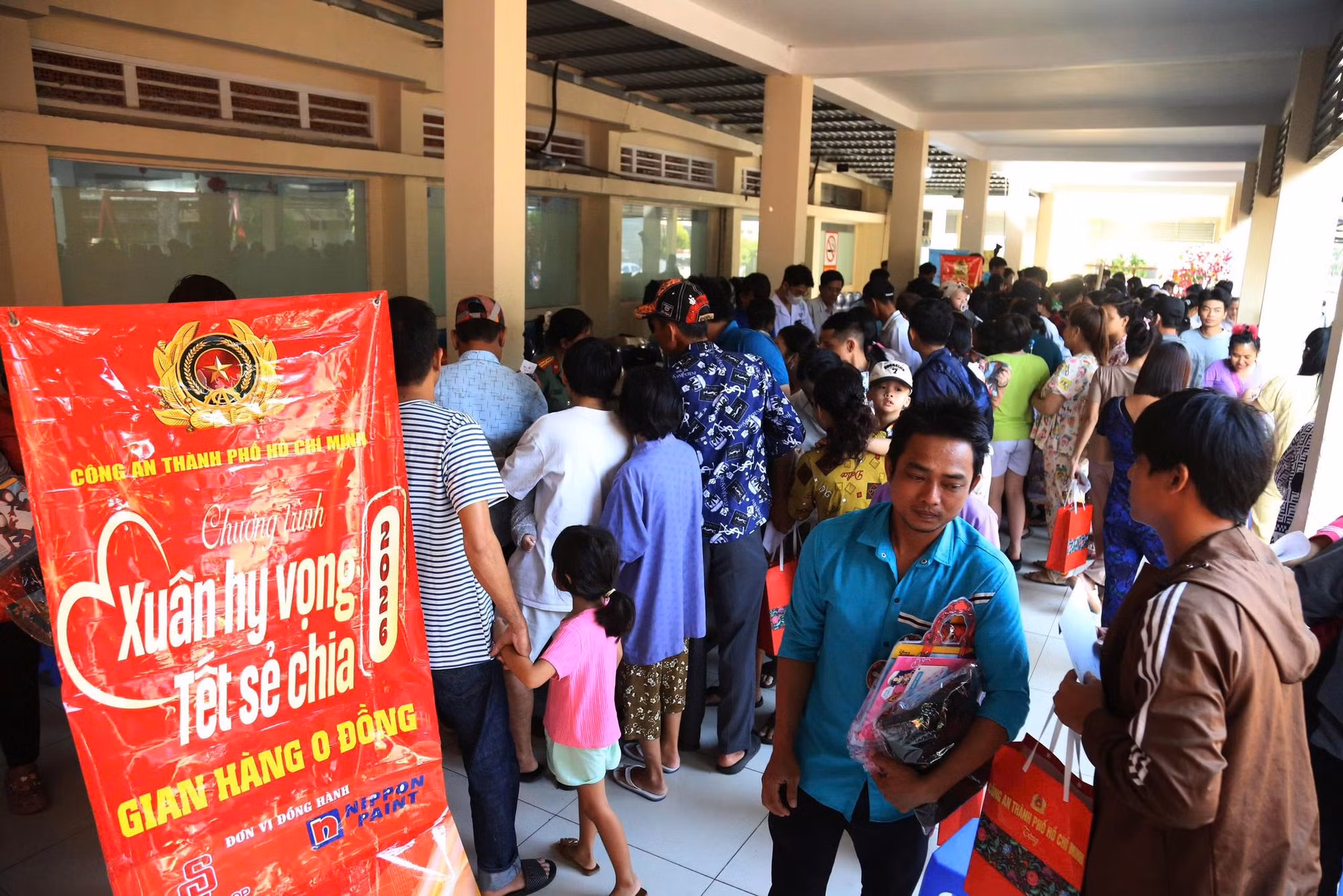 Công an TP Hồ Chí Minh tặng quà, chúc Tết Mẹ Việt Nam anh hùng và bệnh nhân… -0