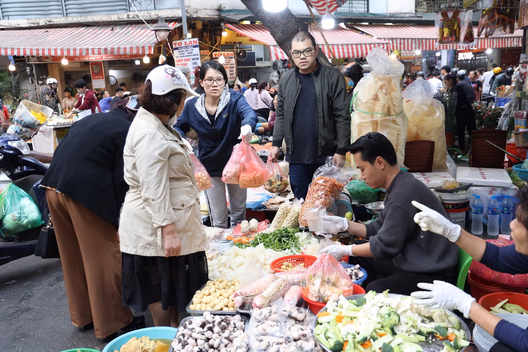 Nhộn nhịp phiên chợ cuối năm: Người dân đi chợ từ 6 giờ sáng -0