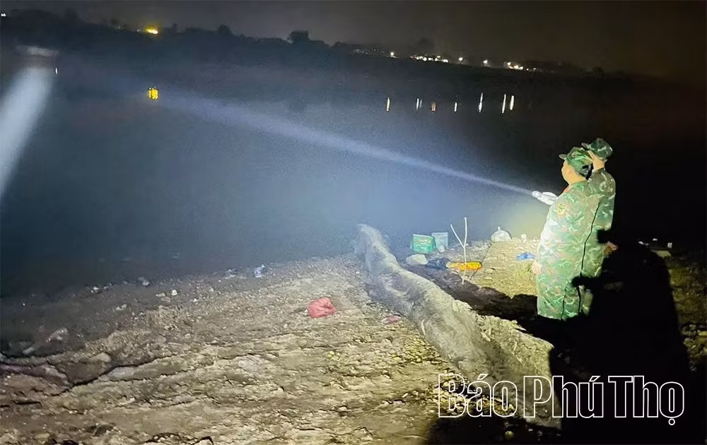 Thần tốc thi công cầu phao qua sông Lô -0