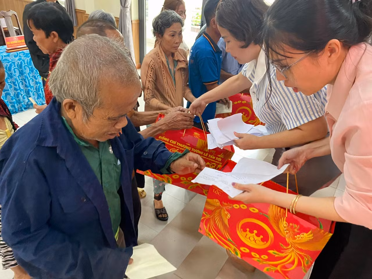 Thượng tướng Lê Tấn Tới trao 1.000 phần quà Tết cho bà con10 xã ở tỉnh Tây Ninh -0