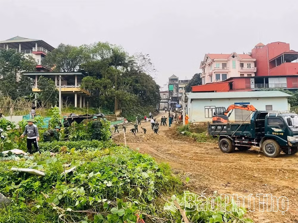 Thần tốc thi công cầu phao qua sông Lô -0