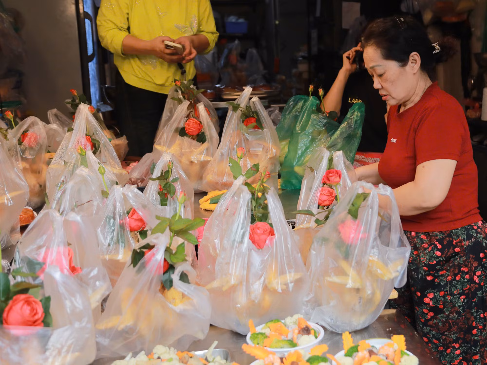 “Chợ nhà giàu” Hà Nội tấp nập người dân mua gà lễ ngày 29 Tết -0