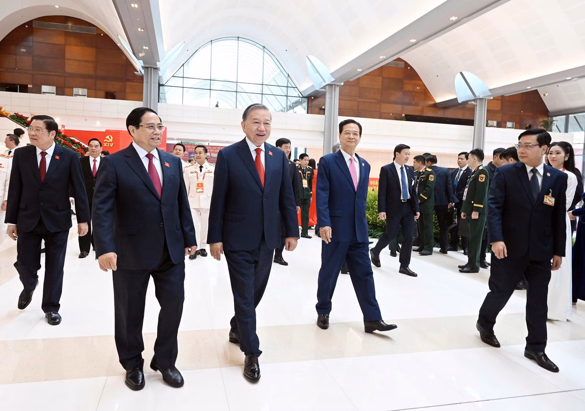 Giao thừa phía sau vành mũ -0