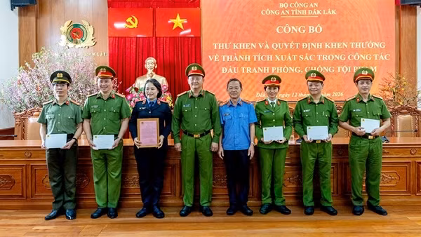 Khen thưởng về thành tích xuất sắc trong đấu tranh phòng, chống tội phạm