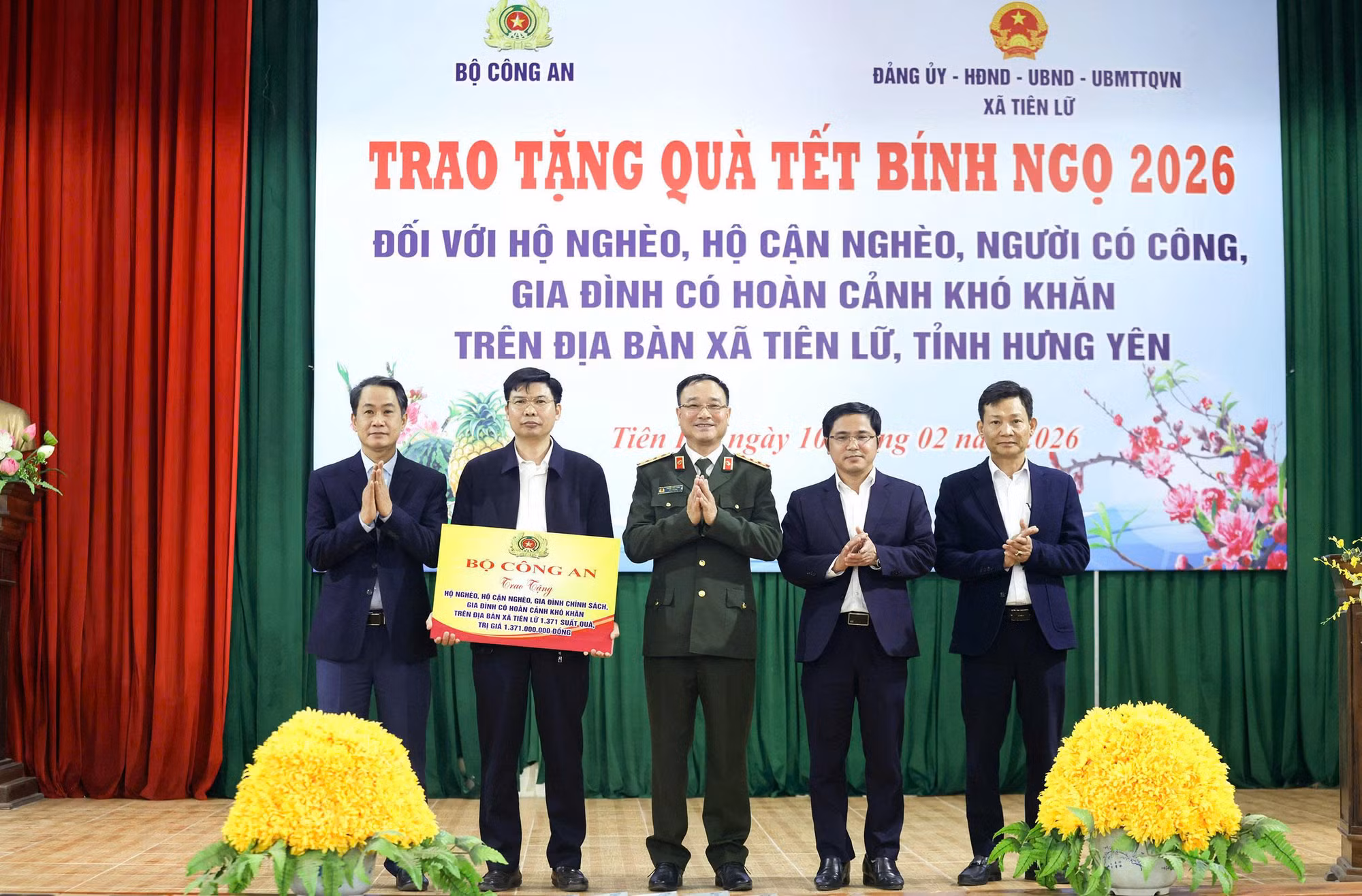 Thứ trưởng Phạm Thế Tùng thăm, tặng quà nhân dân xã Tiên Lữ, tỉnh Hưng Yên -1