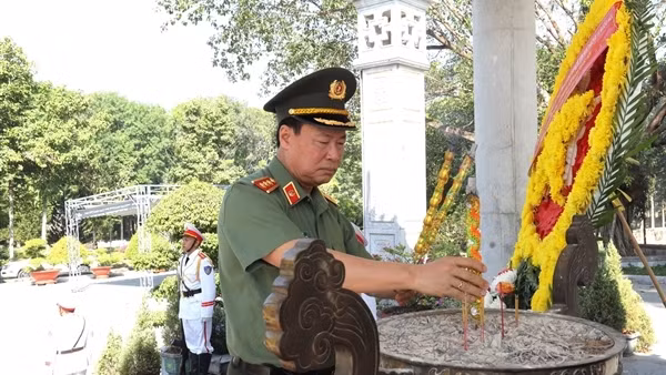 Thượng tướng Lê Tấn Tới dâng hương tri ân các Anh hùng - Liệt sĩ ở Tây Ninh