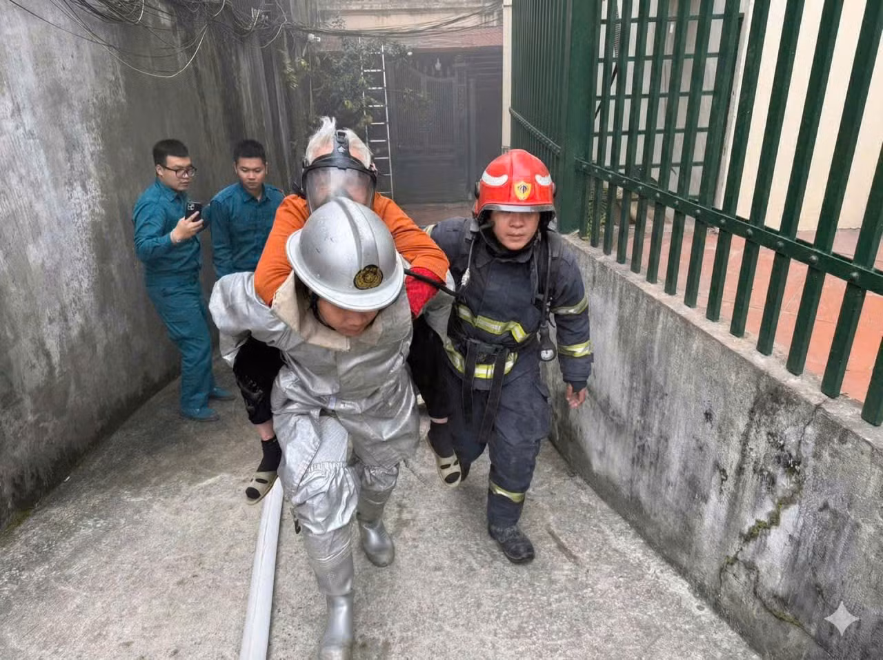 Cảnh sát phòng cháy giải cứu 2 người bị mắc kẹt ra ngoài ảnh 2 Kk -1