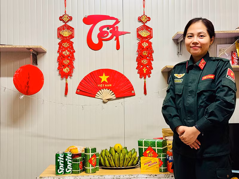 Chiến sĩ Công an “mũ nồi xanh” vui Tết ở châu Phi -0