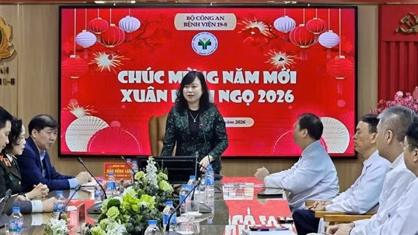 Bộ trưởng Bộ Y tế thăm, làm việc và chúc Tết Bệnh viện 19-8