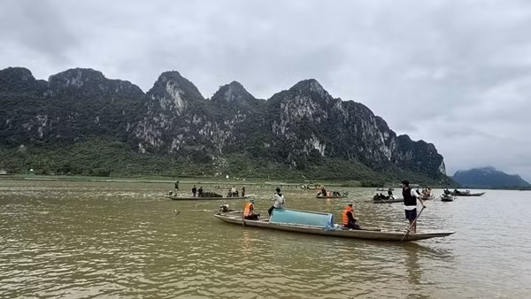 Nỗ lực tìm kiếm nạn nhân mất tích vụ lật thuyền ở Quảng Trị