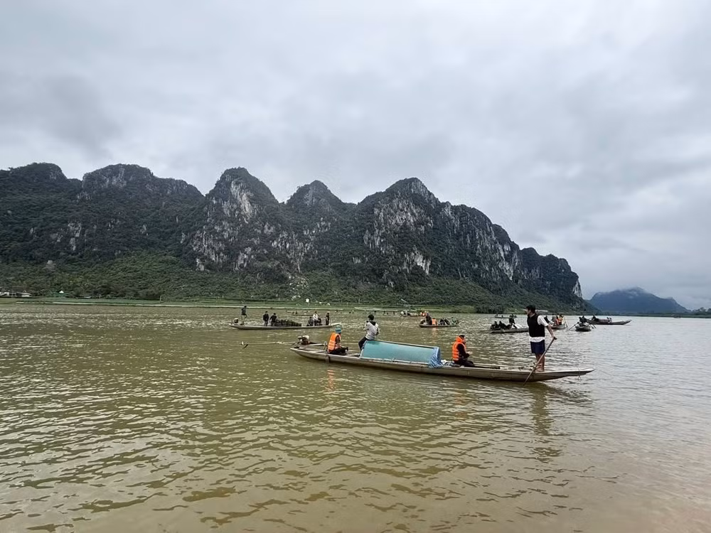 Lật thuyền trên sông Gianh làm 4 người chết và mất tích -0