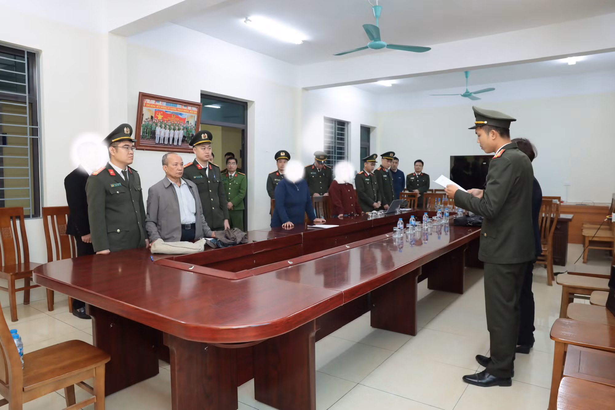 Khởi tố đối tượng xâm phạm lợi ích của Nhà nước -0