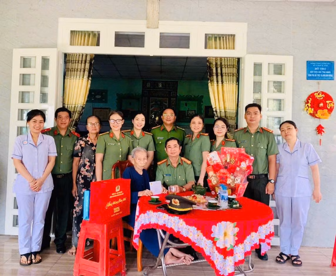 Công an TP Hồ Chí Minh tặng quà, chúc Tết Mẹ Việt Nam anh hùng và bệnh nhân… -0