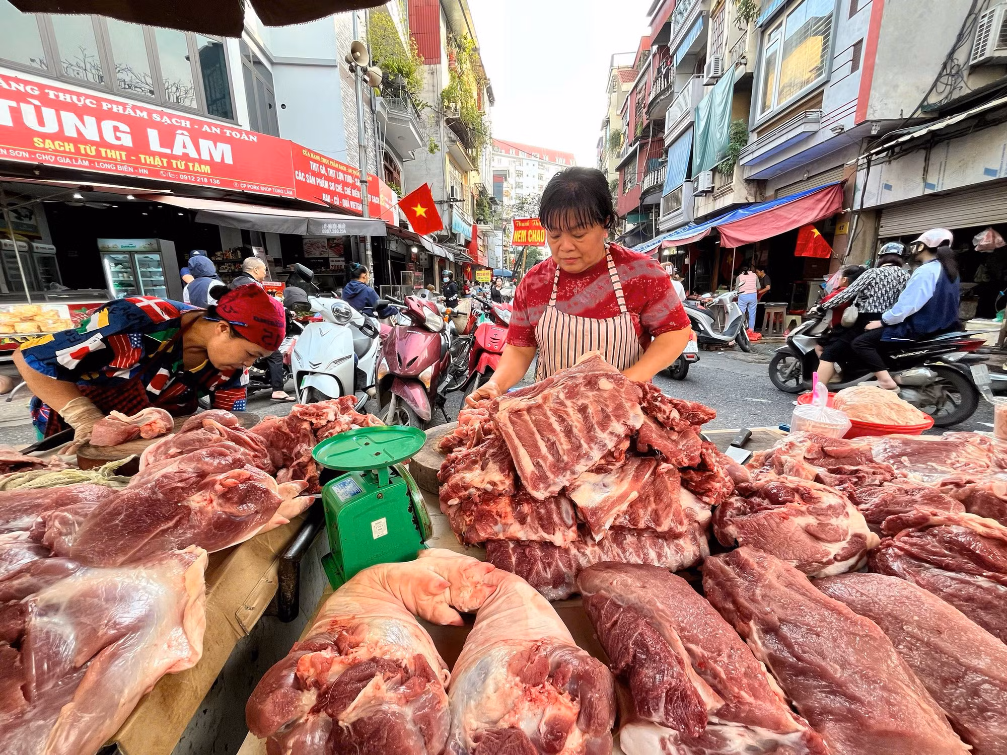 Nhộn nhịp phiên chợ cuối năm: Người dân đi chợ từ 6 giờ sáng -0