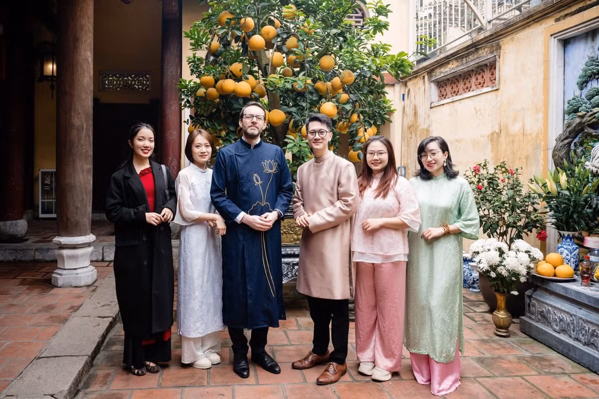 Đại sứ Anh gửi thông điệp chúc mừng năm mới Xuân Bính Ngọ tới người dân Việt Nam -0