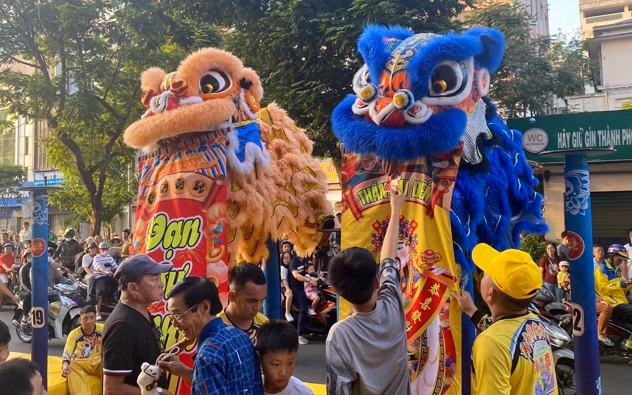 Rộn ràng tiếng trống lân ngày mùng 2 Tết -3