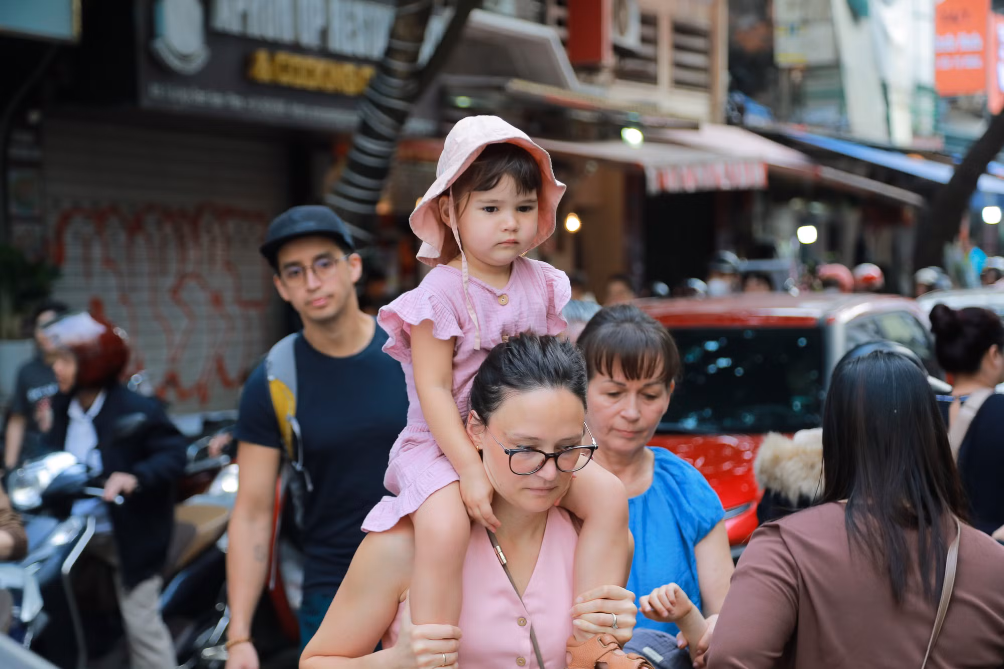 “Chợ nhà giàu” Hà Nội tấp nập người dân mua gà lễ ngày 29 Tết -0