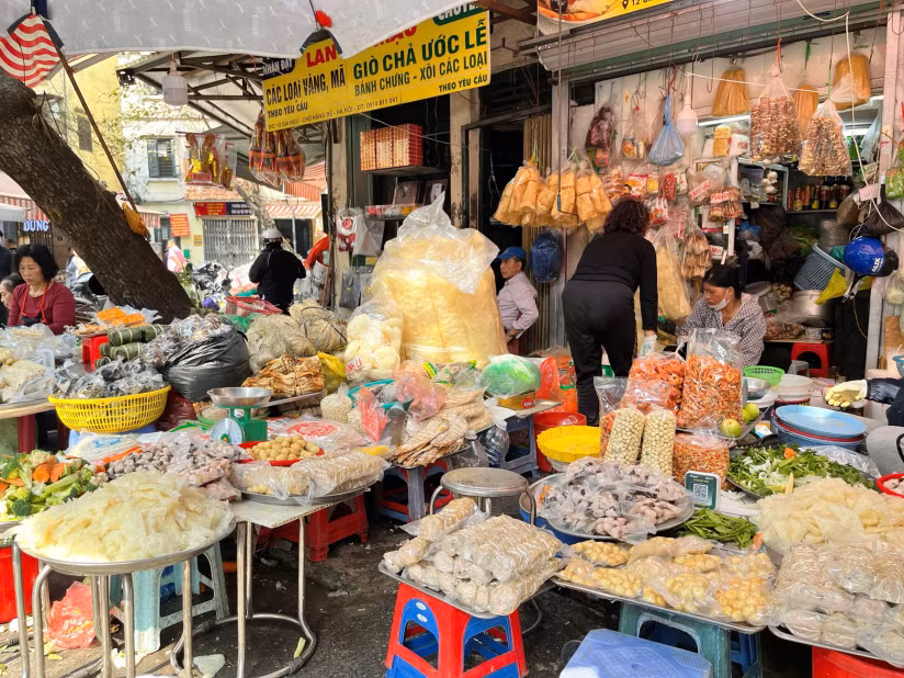 Thị trường ngày 28 Tết Bính Ngọ: Hàng hoá phong phú, giá cả ổn định -0