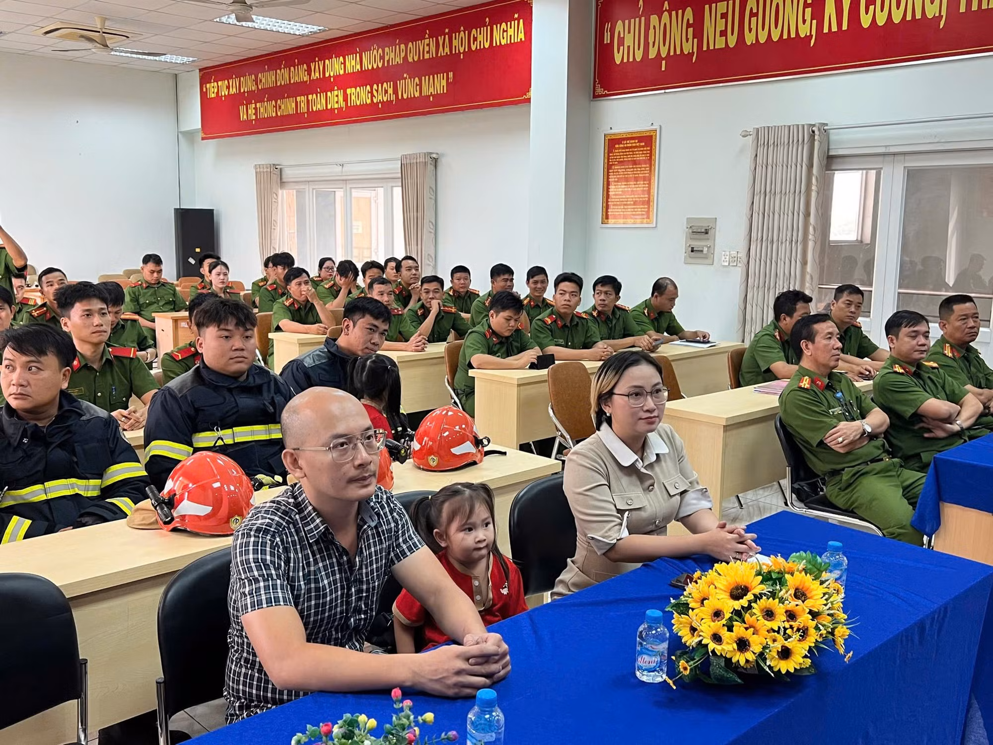 Gia đình nạn nhân vụ cháy và cuộc gặp gỡ đầy xúc động với các chiến sĩ PCCC&CNCH -0