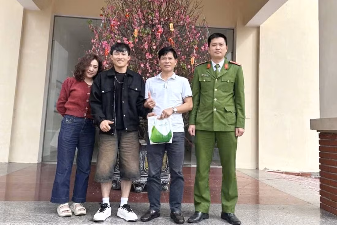 Công an phường hỗ trợ người dân nhận lại hơn 1 tỷ đồng chuyển nhầm -0