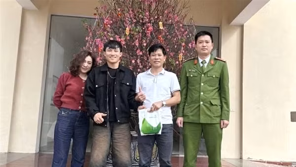 Công an phường hỗ trợ người dân nhận lại hơn 1 tỷ đồng chuyển nhầm
