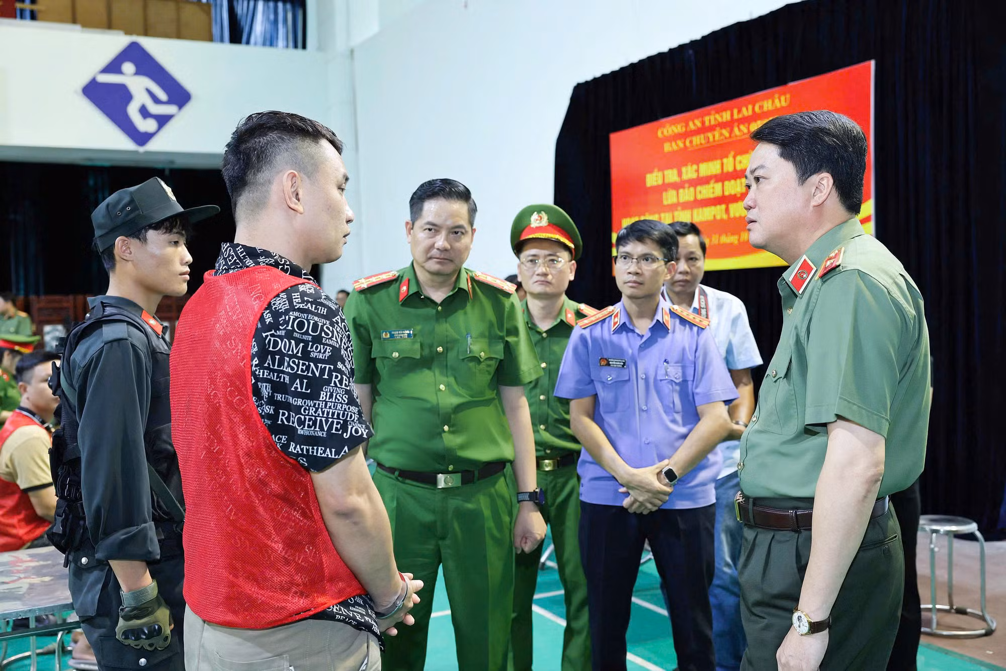 DB48-Đột kích sào huyệt trùm lừa đảo qua mạng tại Campuchia -0