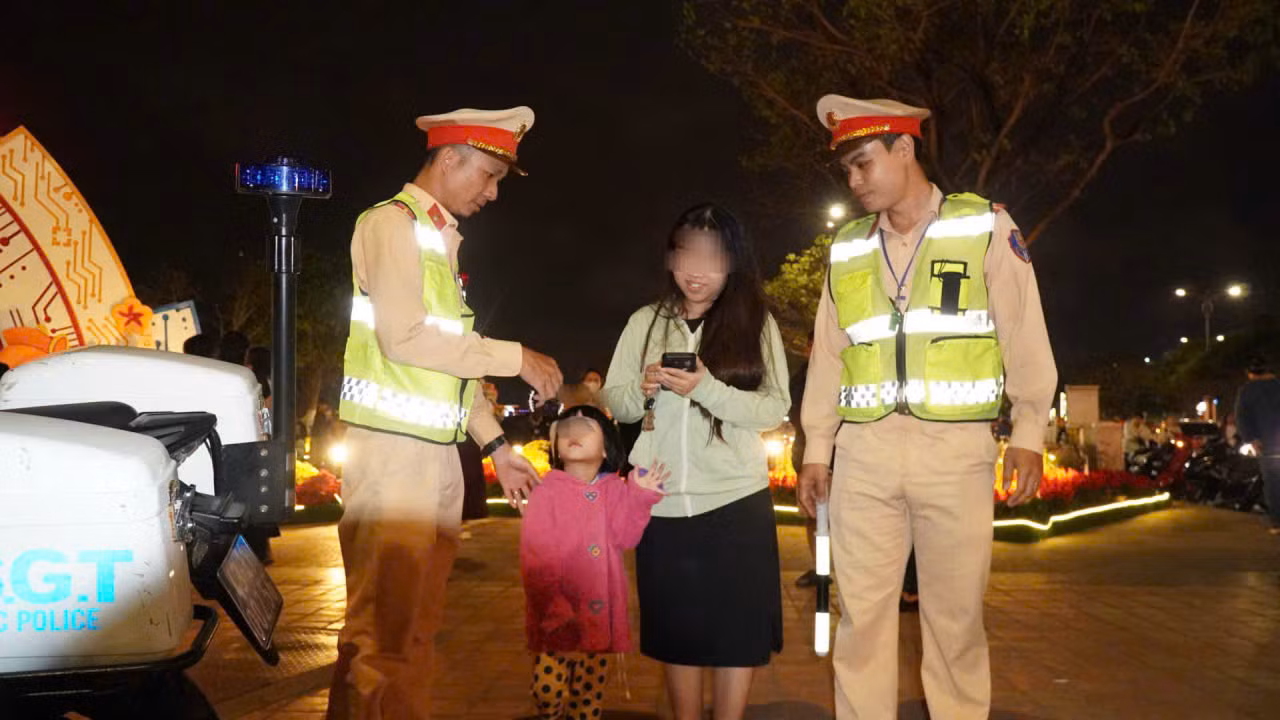 Tuần tra đêm giao thừa, CSGT phát hiện bé trai đi lạc trên cao tốc -0