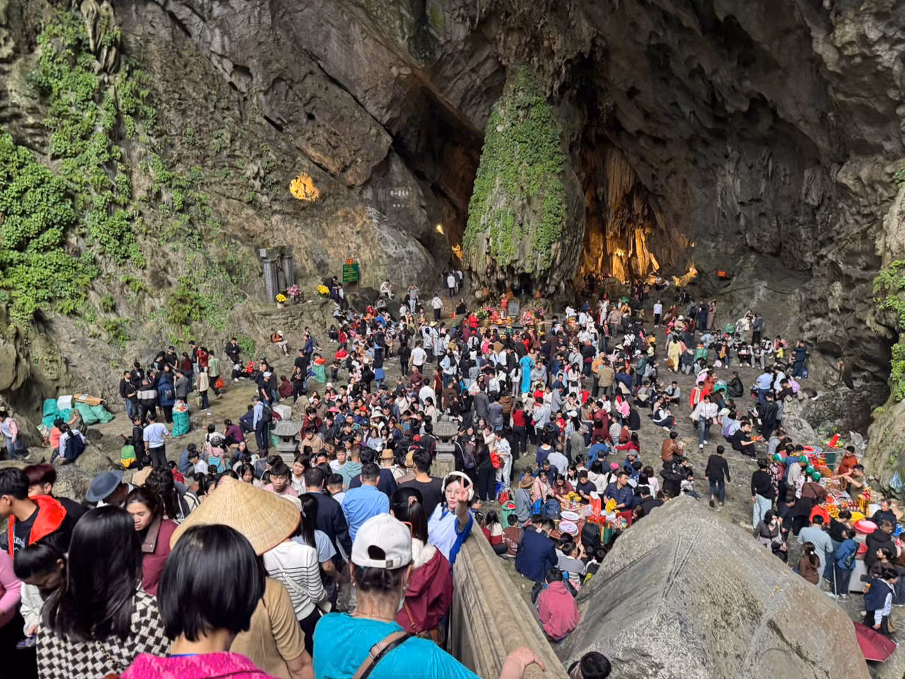 20.000 lượt khách trẩy hội tại quần thể di tích và danh thắng Chùa Hương -0